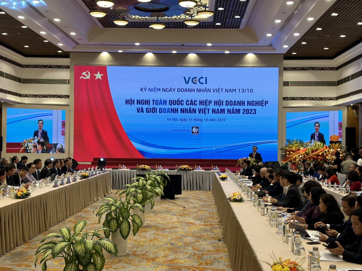 Chủ tịch VCCI Phạm Tấn Công phát biểu khai mạc tại Hội nghị sáng 11/10. Chủ tịch VCCI Phạm Tấn Công phát biểu khai mạc tại Hội nghị sáng 11/10.
