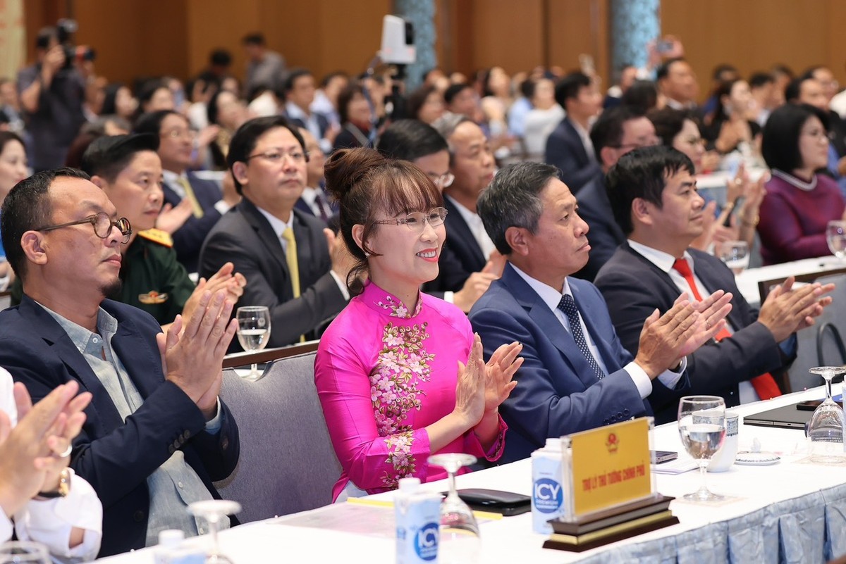 “… cộng đồng doanh nhân cùng nỗ lực vì một Việt Nam hùng cường”- bà Nguyễn Thị Phương Thảo.