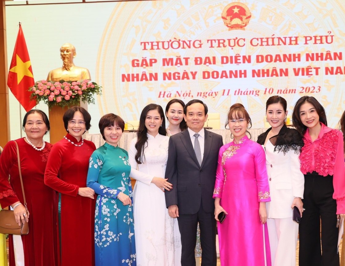Phó Thủ tướng Trần Lưu Quang chụp ảnh lưu niệm cùng các nữ doanh nhân.