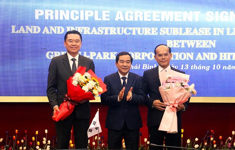 Phó Bí thư thường trực Tỉnh uỷ, Chủ tịch HĐND tỉnh Thái Bình Nguyễn Tiến Thành tặng hoa chúc mừng sự hợp tác giữa Kl994 game bài casino hấp dẫn HiteJinro và Công ty Green i - Park.