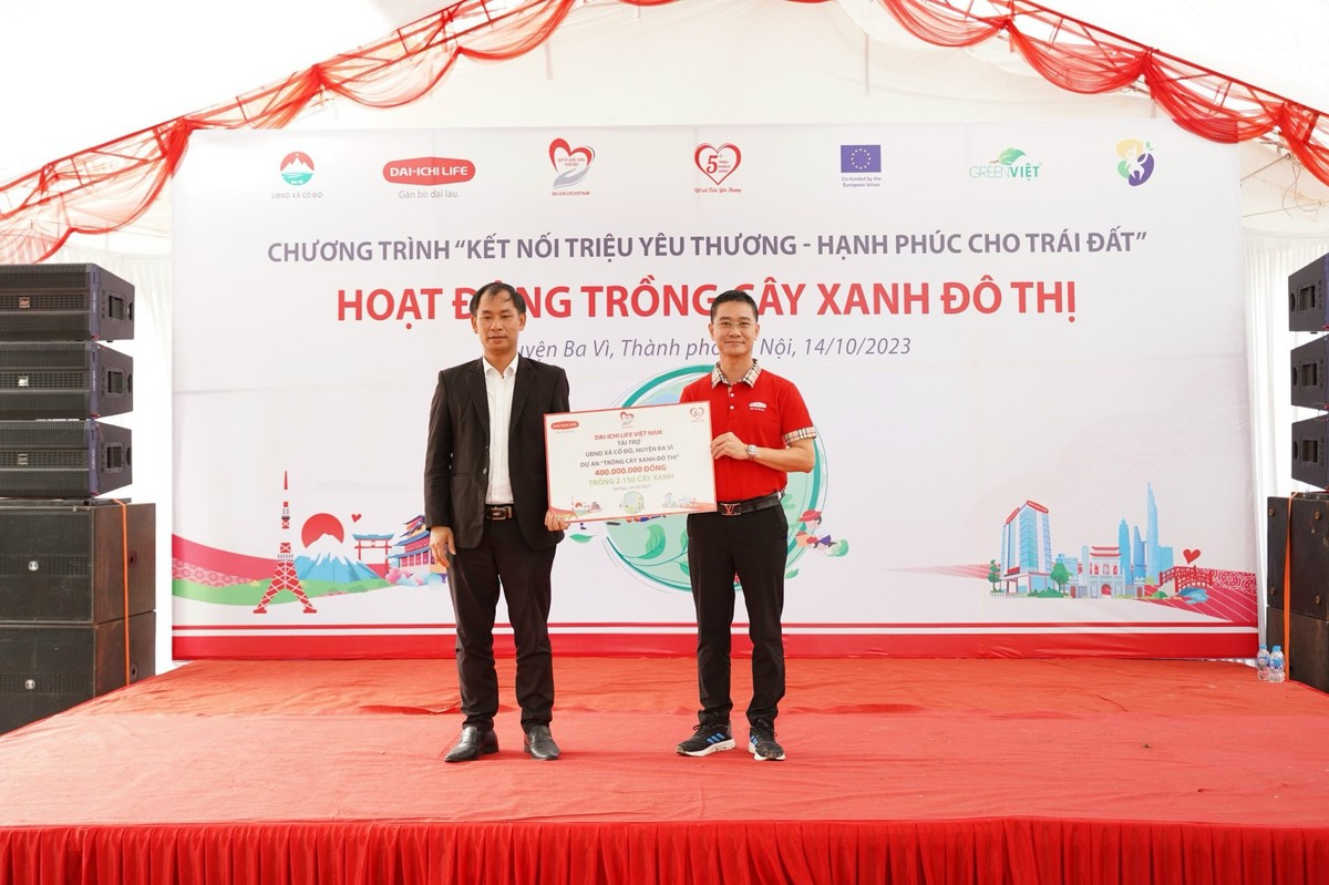 Ông Ngô Việt Phương, Phó Tổng Giám đốc Kl992 VIP Trang Chủ 2026 kênh Đại lý, Dai-ichi Life Việt Nam (phải) trao biểu trưng tài trợ số tiền 400 triệu đồng cho ông Nguyễn Minh Đức, Phó Bí thư, Chủ tịch UBND xã Cổ Đô, Huyện Ba Vì, Hà Nội.