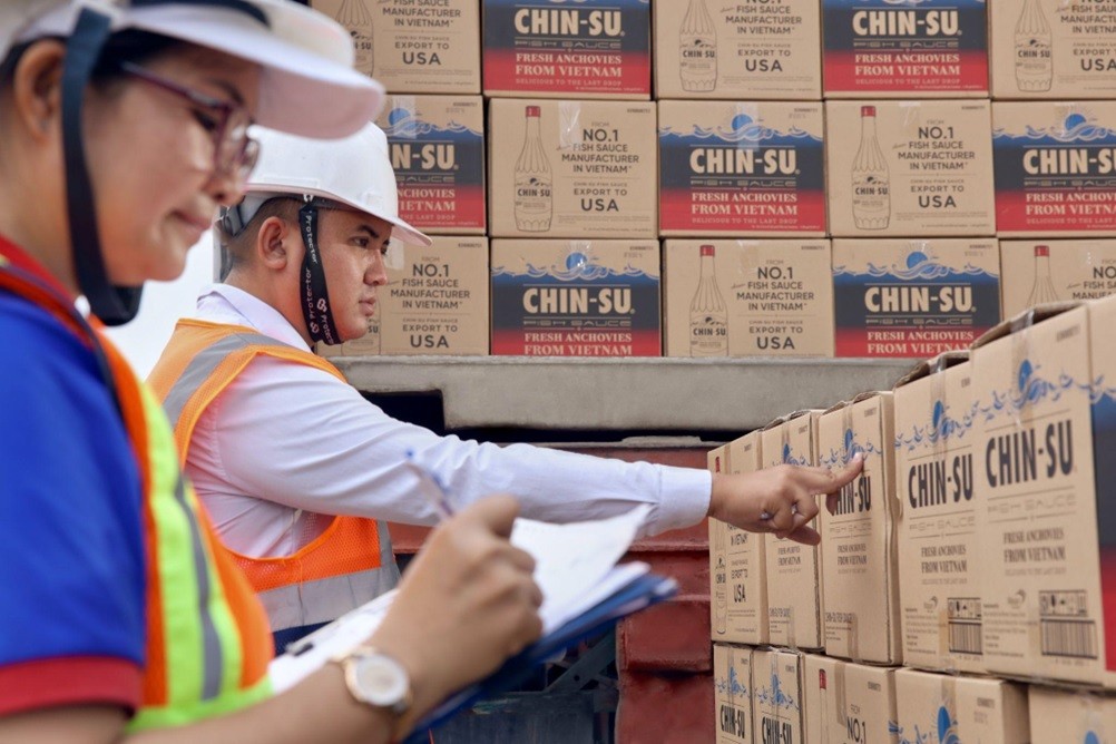Trước khi được đưa ra thị trường, tất cả các chai nước mắm Chin-su Cá Cơm Biển Đông đều phải trải qua quá trình kiểm duyệt nghiêm ngặt.