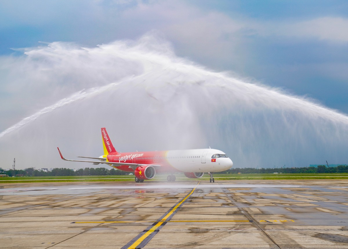 Tàu bay thế hệ mới A321neo ACF 240 của Vietjet được chào đón với nghi thức vòi rồng.