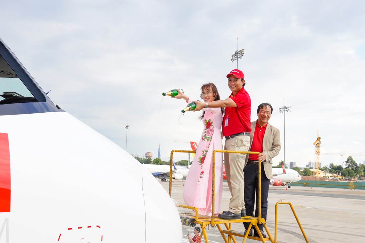 Chủ tịch Vietjet Nguyễn Thị Phương Thảo thực hiện nghi thức tưới champagne đón tàu bay mới.