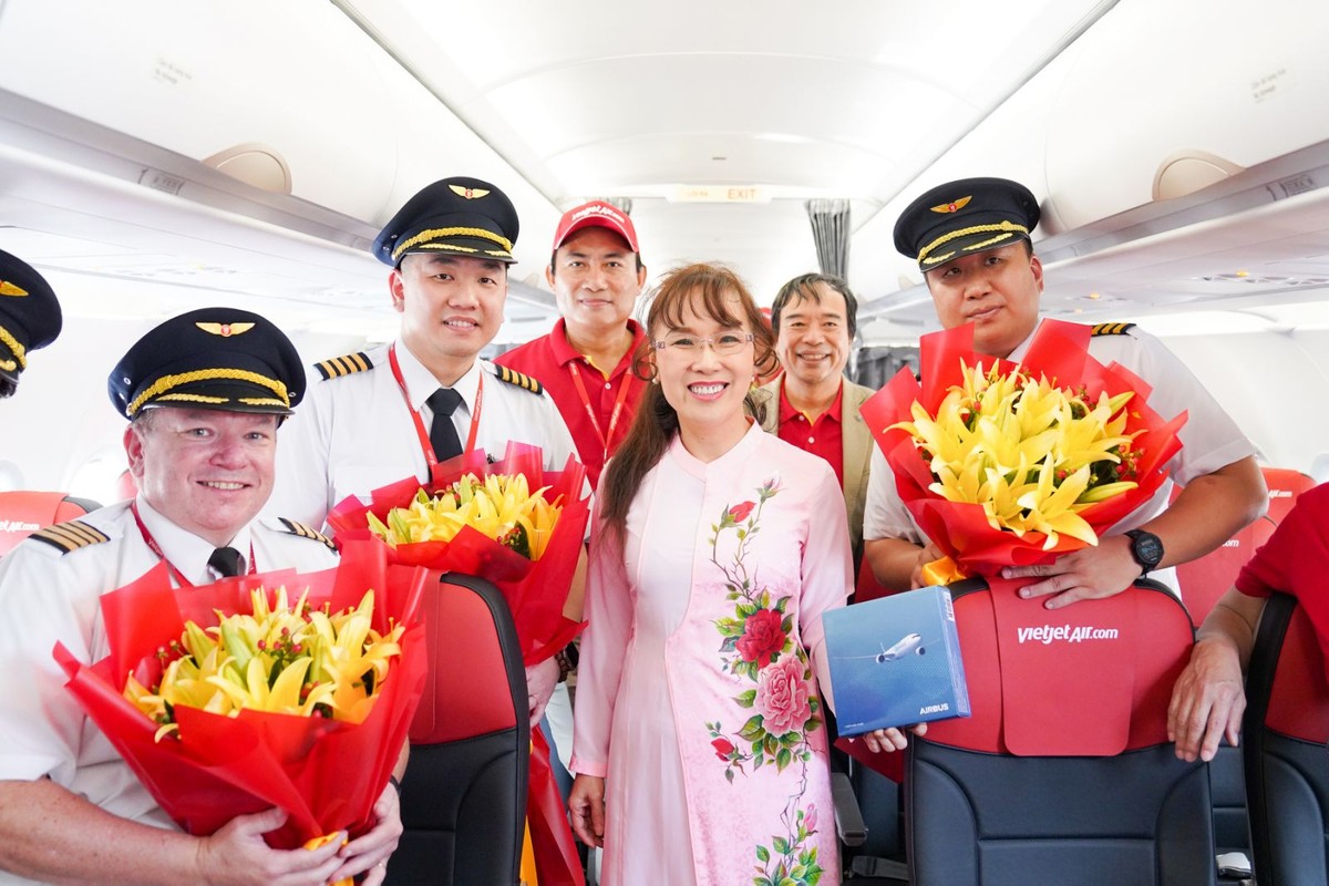 Nhân viên Vietjet chào đón tàu bay thứ 101 về với đội bay Vietjet.