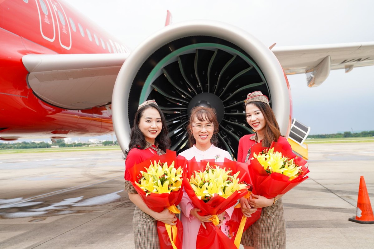 Chủ tịch Vietjet Nguyễn Thị Phương Thảo cùng hai tiếp viên trưởng Thu Hà và Minh Huyền đã đón tàu bay 01 đầu tiên và hôm nay đón tàu bay thứ 101 của Vietjet.