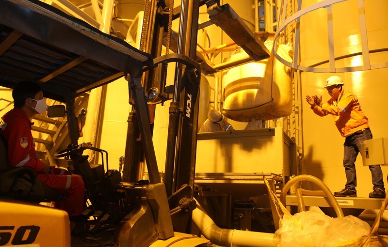 PVChem thực hiện phối trộn và cung cấp hóa phẩm dung dịch khoan tại cảng Vietsovpetro. PVChem thực hiện phối trộn và cung cấp hóa phẩm dung dịch khoan tại cảng Vietsovpetro.