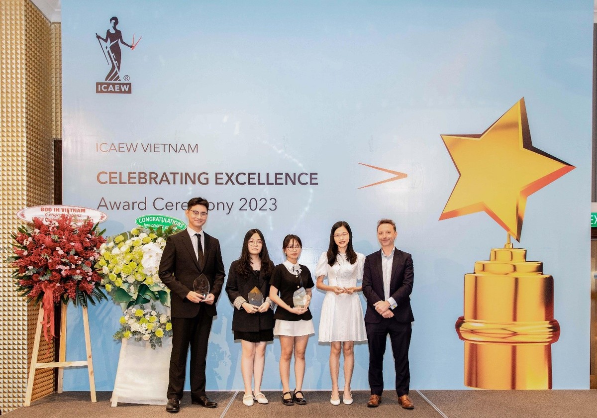 Ông Matt Ryland, Giám đốc điều hành Kl991.com World Cup 2026 Chính Thức Anh Quốc tại Việt Nam (BritCham) chúc mừng và trao Bằng Chartered Accountant cho các hội viên tại TP.HCM.