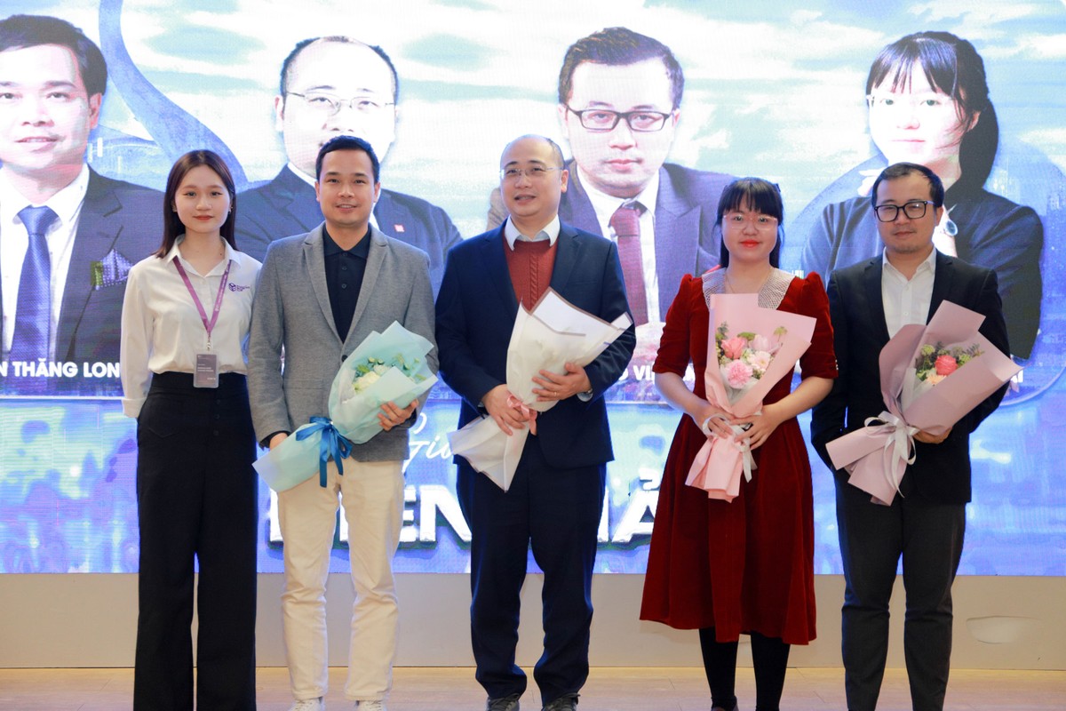 4 diễn giả từ phải sang trái: Ông Hoàng Việt Anh – Trưởng phòng Tư vấn Kl99ok phiên bản mới, bộ phận khách hàng Cao cấp - Link Vào Nhà Cái KL99 COM Tặng +199k TMCP Kl99ok phiên bản mới và Phát triển Việt Nam (BIDV); Bà Nguyễn Phương Mai – Chuyên viên Cao cấp M&amp;A - Quỹ Asia Business Builders (ABB Merchant Banking); Ông Nguyễn Kỳ Minh – Giám đốc Kl99ok phiên bản mới SSI Asset Management; Ông Trần Thăng Long – Giám đốc trung tâm Phân tích nghiên cứu, Công ty Cổ phần 99Kl99 link đăng nhập BIDV (BSC).