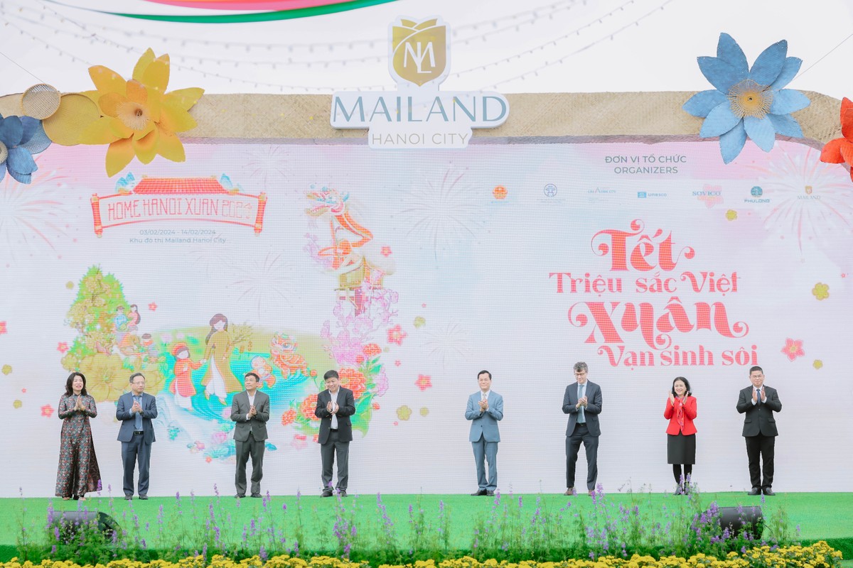 Lãnh đạo các đơn vị thực hiện nghi thức khai mạc đường hoa Home Hanoi Xuan 2024. Ảnh: Quang Anh. Lãnh đạo các đơn vị thực hiện nghi thức khai mạc đường hoa Home Hanoi Xuan 2024. Ảnh: Quang Anh.