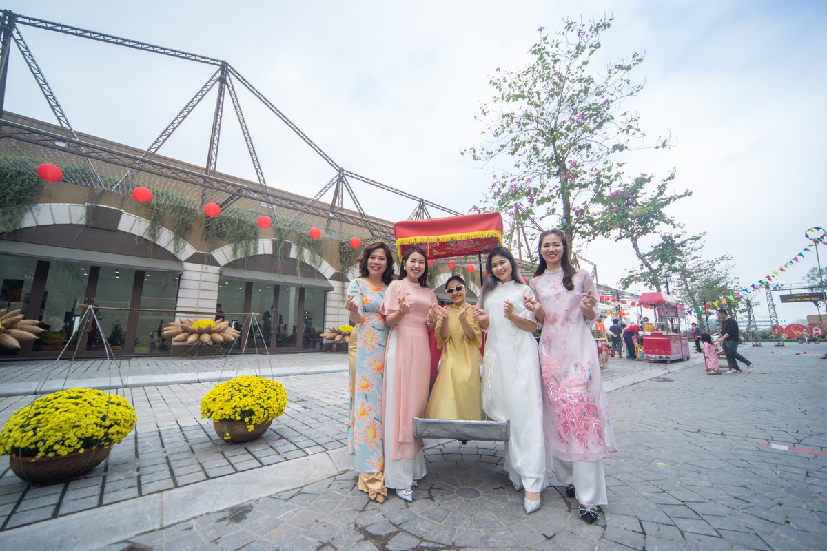 Giới trẻ Hà thành tranh thủ những ngày cận Tết nắng đẹp để cùng nhau du xuân và chụp ảnh kỷ niệm. Ảnh: Quang Anh. Giới trẻ Hà thành tranh thủ những ngày cận Tết nắng đẹp để cùng nhau du xuân và chụp ảnh kỷ niệm. Ảnh: Quang Anh.