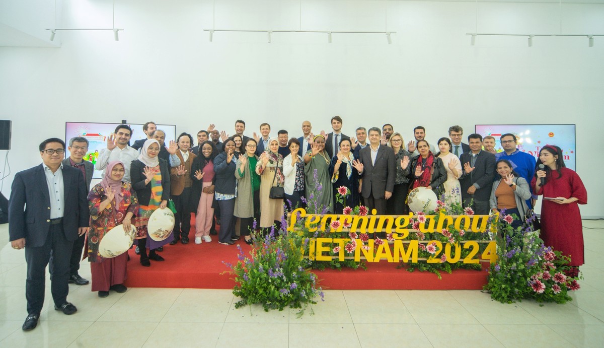 Đoàn đại biểu chương trình “Ngày tìm hiểu về Việt Nam 2024” chụp ảnh lưu niệm. Ảnh: Quang Anh. Đoàn đại biểu chương trình “Ngày tìm hiểu về Việt Nam 2024” chụp ảnh lưu niệm. Ảnh: Quang Anh.