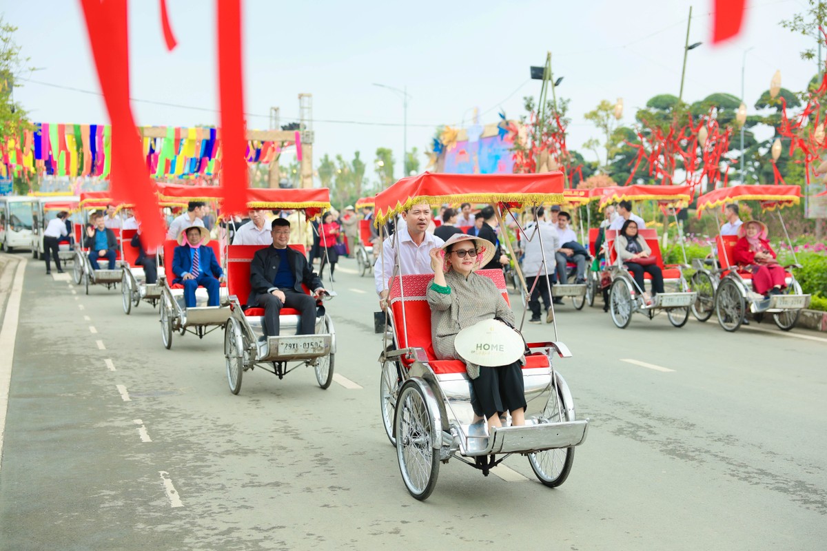 Khám phá đường hoa bằng xích lô là sở thích của các đại biểu và du khách quốc tế khi đến với Home Hanoi Xuan trong nhiều năm qua. Ảnh: Quang Anh. Khám phá đường hoa bằng xích lô là sở thích của các đại biểu và du khách quốc tế khi đến với Home Hanoi Xuan trong nhiều năm qua. Ảnh: Quang Anh.