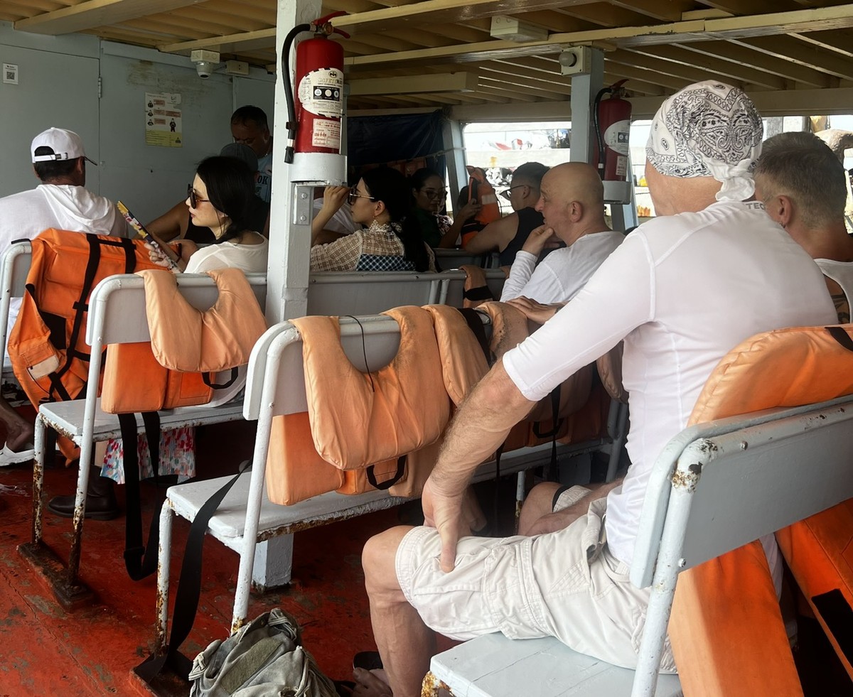 Với bờ biển dài, cát trắng và nước biển trong xanh, đảo Koh Larn đã thu hút không chỉ người dân Thái Lan mà còn nhiều khách quốc tế đến từ nhiều quốc gia khác nhau.