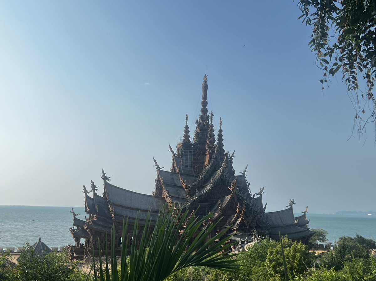 Tọa lạc tại thành phố Pattaya (Thái Lan), ngôi đền Sanctuary of Truth (Thánh địa của sự thật) là một công trình bằng gỗ nằm uy nghi dọc bên bờ biển tuyệt đẹp.