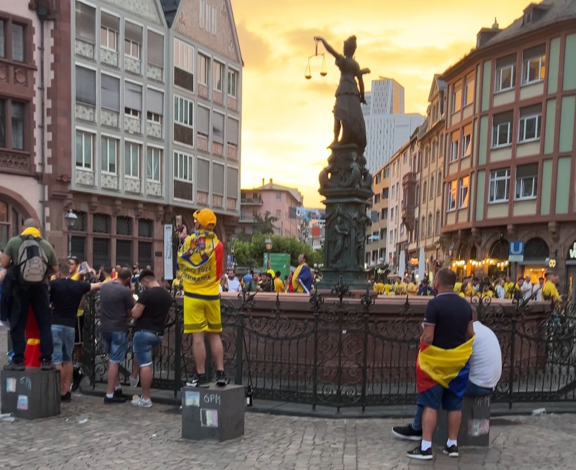 Römerplatz nằm ở trung tâm Frankfurt, ngay cạnh tòa thị chính Römer, một công trình kiến trúc mang tính biểu tượng đã tồn tại hơn 600 năm.