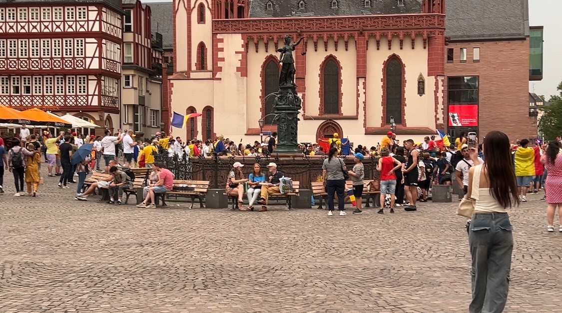 Quảng trường Römer (Römerplatz hoặc Römerberg) là trái tim lịch sử và văn hóa của Frankfurt. Đây là một trong những quảng trường nổi tiếng nhất của thành phố, nằm ở khu vực Altstadt (phố cổ).