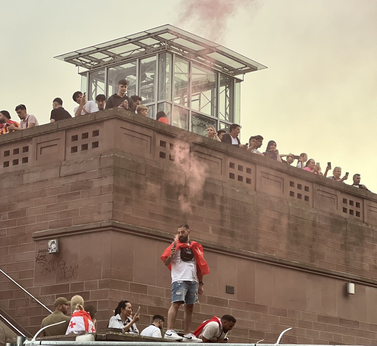 Fanzone tại Frankfurt được tổ chức tại Mainkai, một khu vực dọc theo sông Main. Đây là một vị trí lý tưởng nằm gần trung tâm thành phố, dễ dàng tiếp cận và có không gian rộng lớn