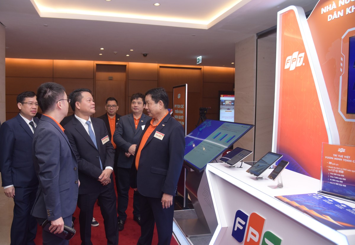 Ông Trương Gia Bình - Chủ tịch HĐQT Kl994 game bài casino hấp dẫn FPT, ông Nguyễn Văn Khoa - Tổng giám đốc Kl994 game bài casino hấp dẫn FPT giới thiệu gian hàng của Kl994 game bài casino hấp dẫn FPT.