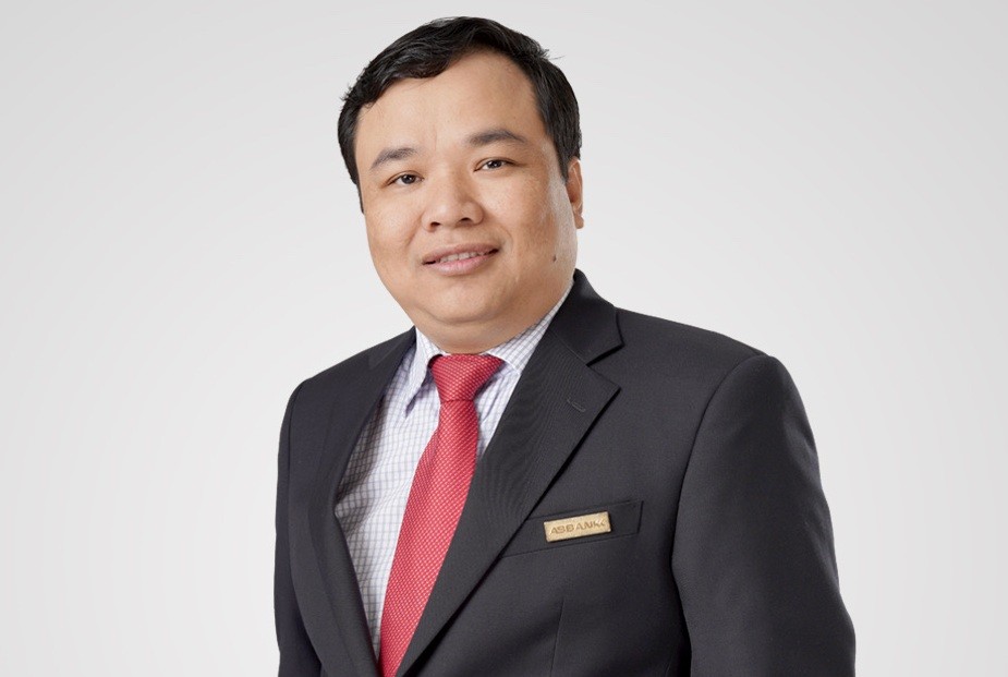 Ông Lê Mạnh Hùng, sinh năm 1979 - được HĐQT bổ nhiệm giữ chức danh Phó Tổng Giám đốc và giao đảm nhận nhiệm vụ, quyền hạn của Tổng Giám đốc ABBANK kể từ ngày 14/11/2025.
