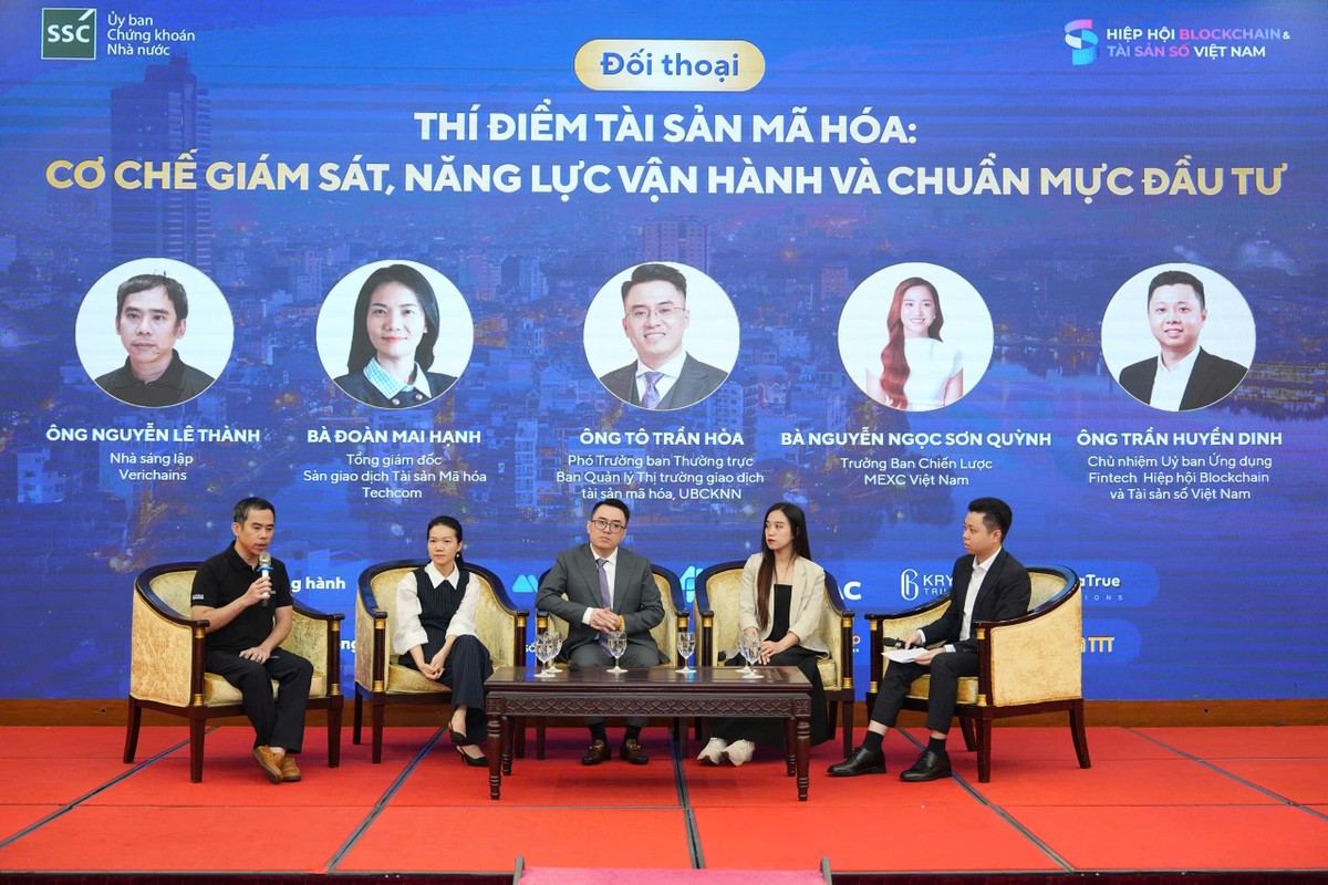 Từ trái sang phải: Ông Nguyễn Lê Thành (Verichains), bà Đoàn Mai Hạnh (TCEX), ông Tô Trần Hòa (UBCKNN), bà Nguyễn Ngọc Sơn Quỳnh (MEXC Việt Nam) và ông Trần Huyền Dinh (VBA) trao đổi về việc thí điểm sàn giao dịch 99Kl.app cổng game giải trí mã hóa.