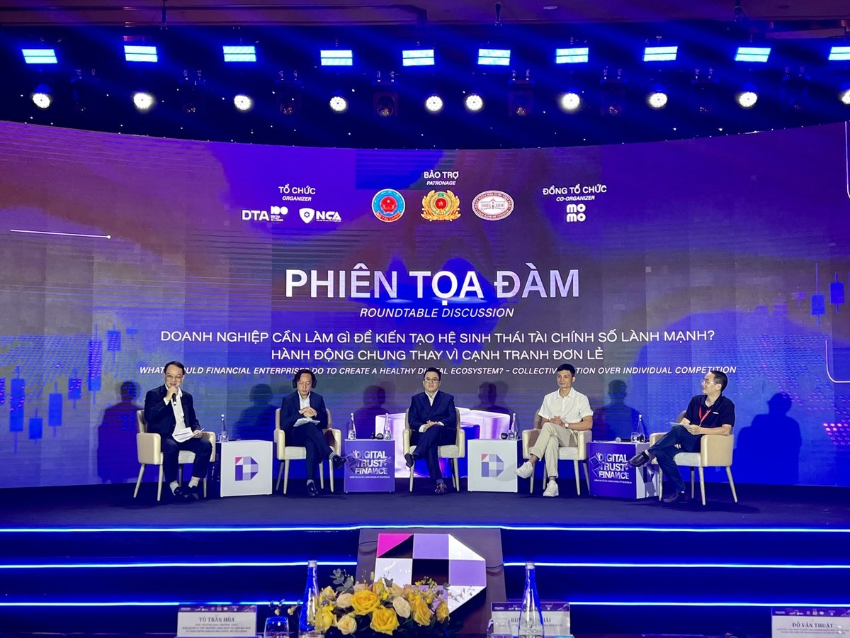 Các diễn giả tại phiên tọa đàm.