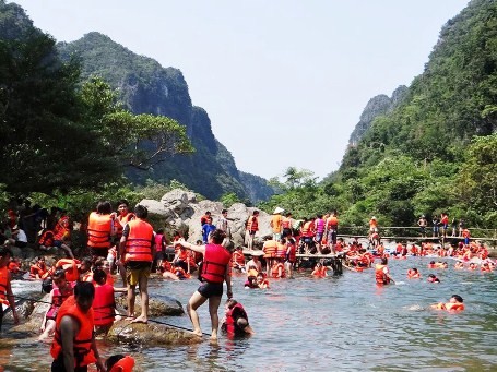 Du khách đông nghịt ở suối nước Moọc (Ảnh: Trung tâm Du lịch Phong Nha - Kẻ Bàng cung cấp)