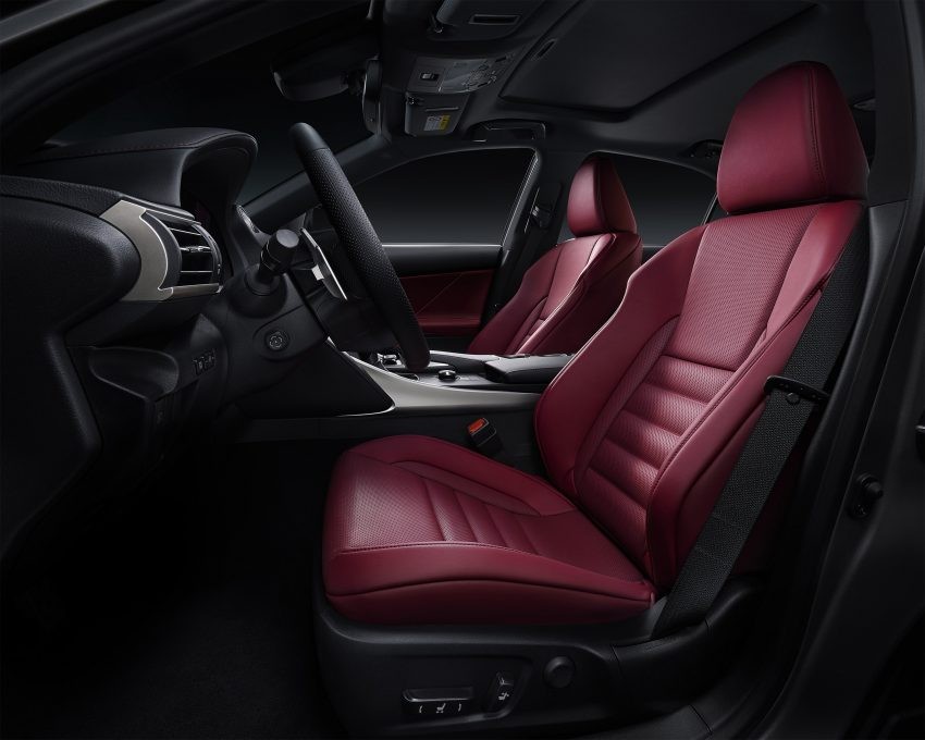  Về an toàn, IS 2017 có hệ thống Lexus Safety System + với tính năng cảnh báo va chạm sớm, cảnh báo chuyển làn đường, hỗ trợ đánh lái, đèn pha tự động và kiểm soát hành trình dựa trên radar. 