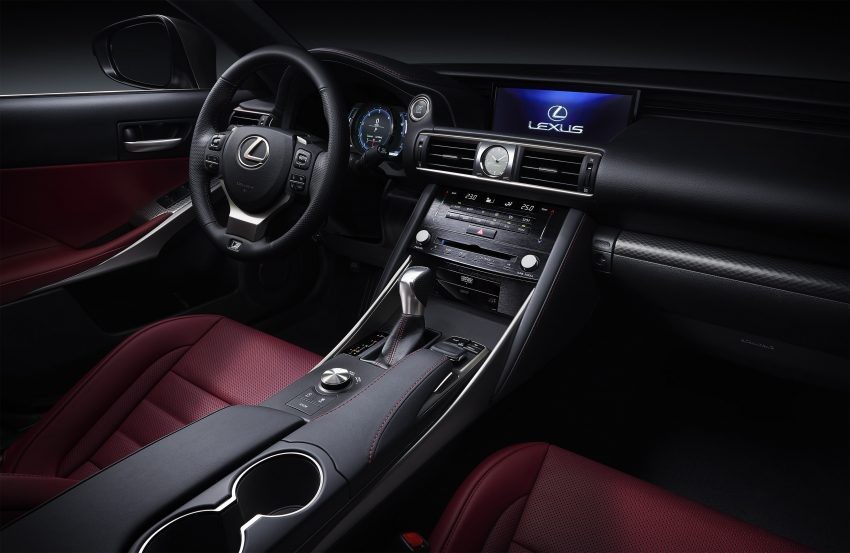  Nút chỉnh âm thanh và điều hòa đã được thiết kế lại. Ngoài ra, hãng Lexus còn bổ sung tùy chọn màu nội thất mới cho IS 2017. 
