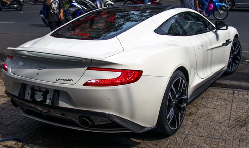 aston-martin-vanquish-mau-trang-doc-nhat-o-sai-gon-page-2-1