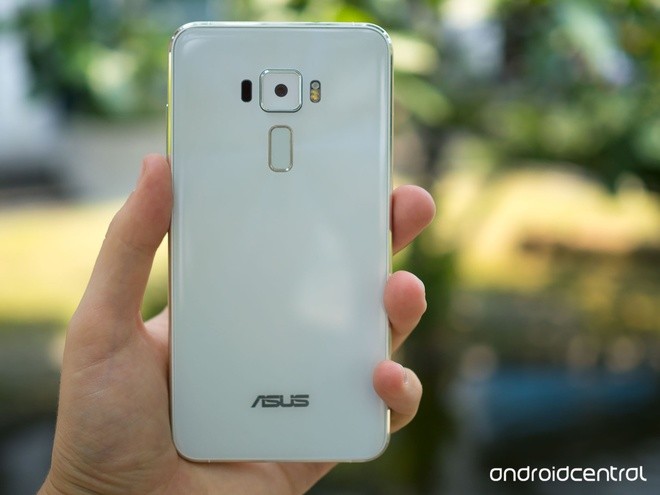 Ảnh thực tế smartphone RAM 6 GB đầu tiên của Asus