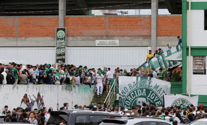Máy bay chở câu lạc bộ bóng đá Brazil vỡ nát tại hiện trường  ảnh 8