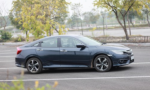 the-he-thu-10-cua-civic-thay-doi-mang-kieu-dang-coupe-4-cua-the-thaodau-xe-tao-kieu-khuon-mat-dac-trung-cua-honda-nhu-dang-ap-dung-tren-cr-v-hay-city-luoi-tan-nhiet-nhu-n-di-thay-vao-do-la-thanh-ngang-co-lon-den-suong-mu-tich-hop-trong-hoc-hut-gio-cum-den-pha-moi-tich-hop-dai-led-ban-ngayphong-cach-coupe-the-hien-ro-nhat-khi-nhin-ngang-duong-net-dut-khoatduoi-xe-la-ca-mot-su-thay-doi-kieu-coupeden-hau-hinh-boomerang-can-sau-the-thaothan-xe-sac-canh-voi-nhung-duong-vuot-tao-hinh-khoi-co-bapxe-trang-bi-dong-co-xang-1-5-lit-tang-ap-cong-suat-170-ma-luc-mo-men-xoan-cuc-dai-220-nm-ket-hop-hop-so-vo-cap-cvtxem-tiep-noi-that-civic-2016-5