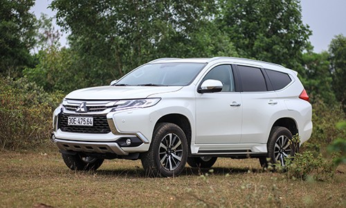 mitsubishi-pajero-sport-moi-thach-thuc-toyota-fortuner-o-viet-nam-1