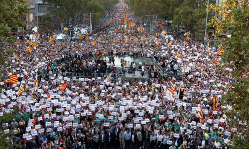 450000-nguoi-bieu-tinh-phan-doi-tay-ban-nha-phe-truat-lanh-dao-catalonia