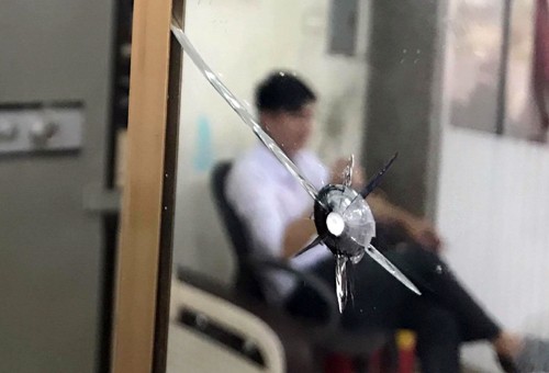 Viên đạn găm trên cột bêtông bọc gương của Link Vào Nhà Cái KL99 COM Tặng +199k. Ảnh: Kh.Uyên.