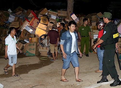 Một số hàng hóa trong kho hàng được đưa ra ngoài, cháy nham nhở