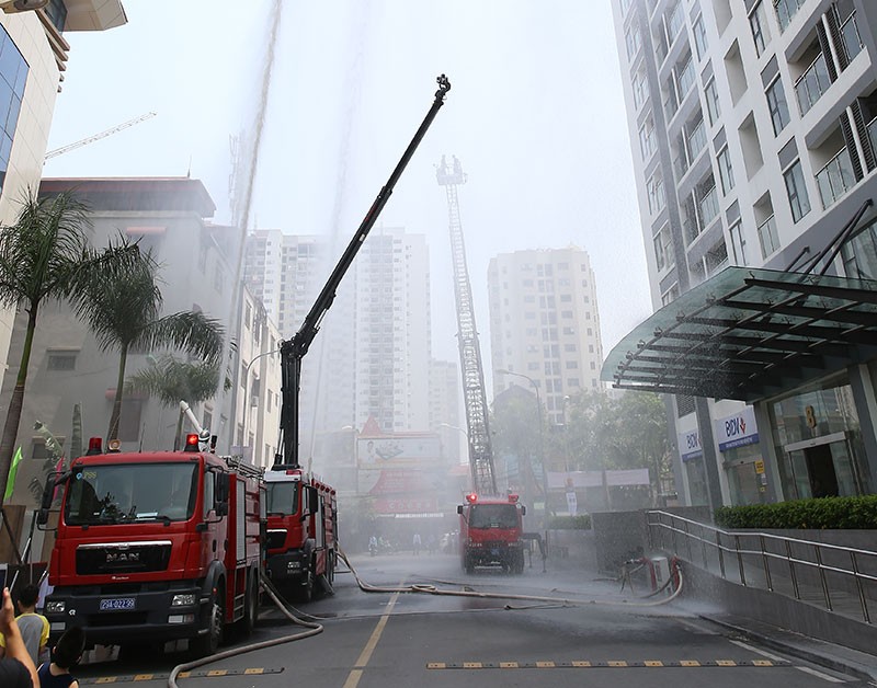 Diễn tập phòng cháy chữa cháy quy mô lớn tại Imperia Garden ảnh 2