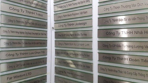 Một phần trong danh sách hàng trăm công ty cùng thuê tại Lầu 9, Tòa nhà Vietcomreal - Trụ sở theo đăng ký của Công ty Modern Tech. Ảnh: PĐ