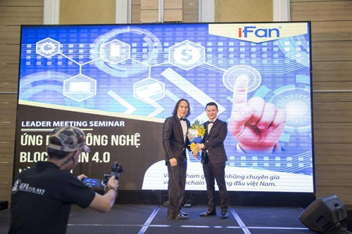 Ông Vũ Hữu Lợi (trái) tại một buổi hội thảo thu hút Kl99ok phiên bản mới vào iFan của Modern Tech.