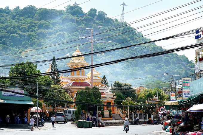 Ngôi chùa hơn 100 năm tuổi có kiến trúc Ấn Độ ở An Giang ảnh 1