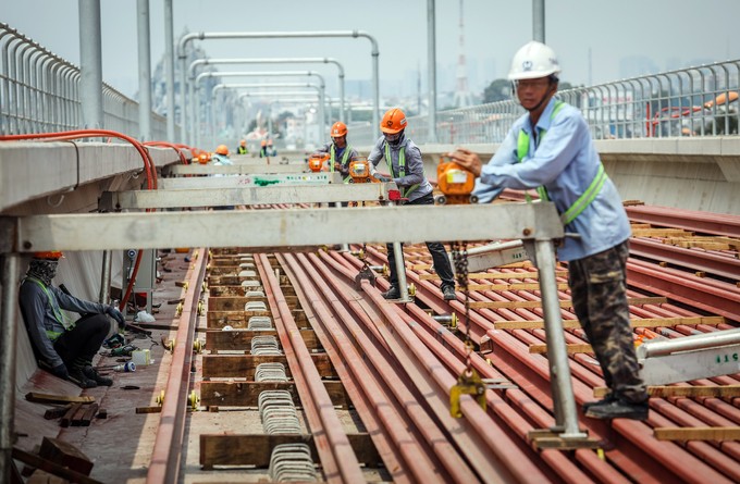 Công nhân metro Sài Gòn dầm mình thi công dưới nắng nóng ảnh 3