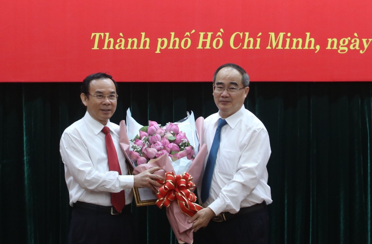 Đồng chí Nguyễn Thiện Nhân chúc mừng đồng chí Nguyễn Văn Nên. Ảnh VGP/Mạnh Hùng Đồng chí Nguyễn Thiện Nhân chúc mừng đồng chí Nguyễn Văn Nên. Ảnh VGP/Mạnh Hùng