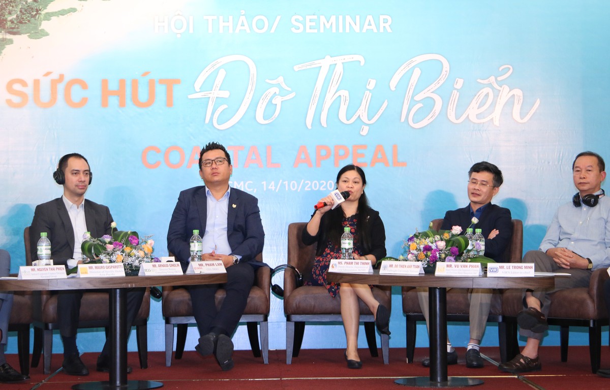 Bà Phạm Thị Thịnh, Phó cục trưởng Cục Đất đai - Bộ Tài nguyên và Môi trường trao đổi tại tọa đàm - Ảnh: Lê Toàn