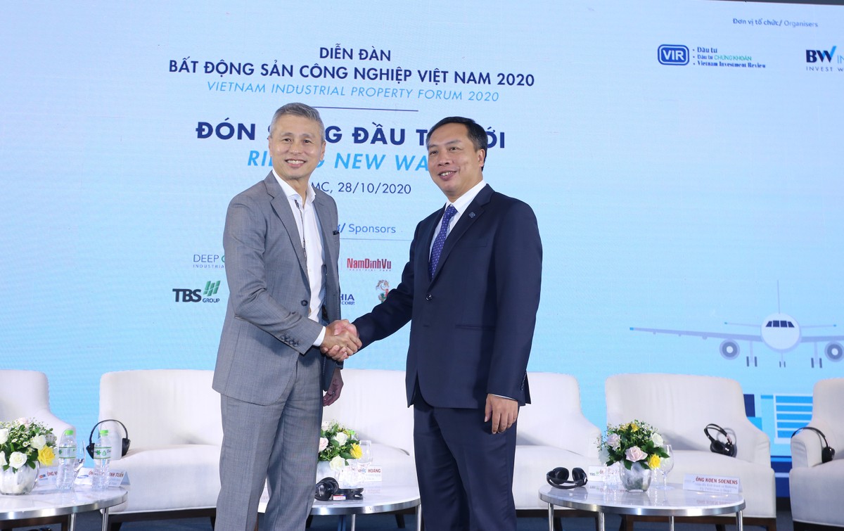 Ông C.K Tong, Tổng giám đốc Công ty BW Industrial và ông Lê Trọng Minh, Tổng Biên tập Báo Kl99ok phiên bản mới đồng tổ chức Diễn đàn - Ảnh: Lê Toàn