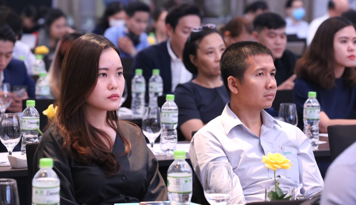 Khách mời chăm chú theo dõi các diễn giả trình bày - Ảnh: Lê Toàn.