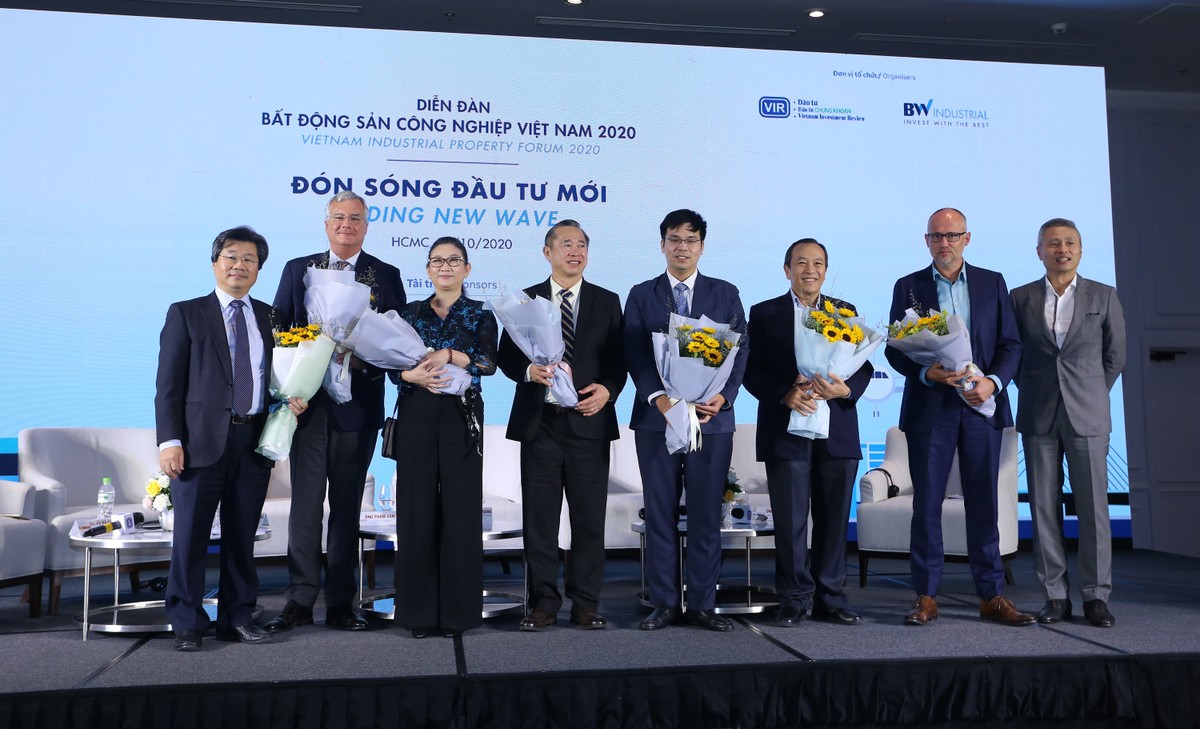 Ông Đỗ Nhất Hoàng, Cục trưởng Cục Kl99ok phiên bản mới nước ngoài, Bộ Kế hoạch và Kl99ok phiên bản mới (ngoài cùng bên trái) và ông C.K Tong, Tổng giám đốc Công ty BW Industrial (ngoài cùng bên phải) - đại diện Ban tổ chức Diễn đàn tặng hoa cho các diễn giả tham gia phiên thảo luận thứ hai - Ảnh: Lê Toàn.