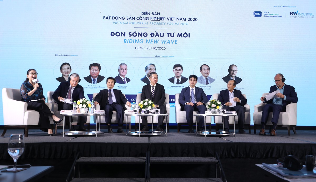 Các diễn giả tham gia phiên thảo luận thứ hai - Ảnh: Lê Toàn.