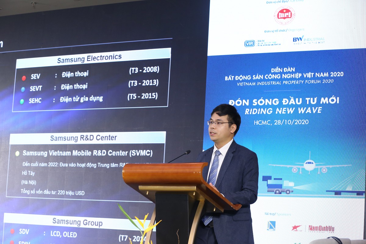 Ông Nguyễn Anh Tuấn, Trưởng phòng Hỗ trợ chiến lược, Tổ hợp Samsung Việt Nam trình bày tham luận tại phiên thứ hai tại Diễn đàn - Ảnh: Lê Toàn.
