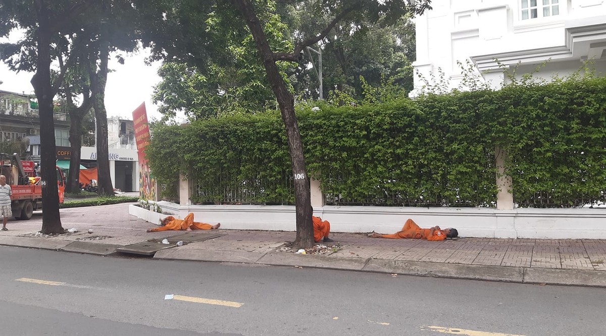 Giấc ngủ trưa bình dị giữa Sài thành - Ảnh: Thành Nguyễn.